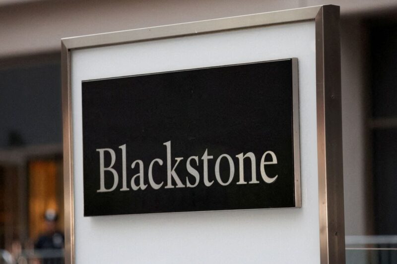 Investors keep pumping money into private credit, despite red flags